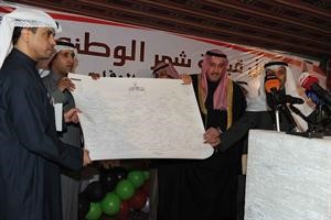الشيخ فيصل الحمود الصباح يستعرض تاريخ الاسرة الحاكمة في الجزيرة العربية وبجانبه منيف السراي