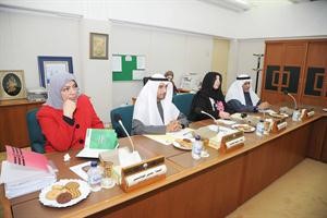 الوزير دنايف الحجرف متوسطا تماضر السديراوي ومنى اللوغاني﻿
