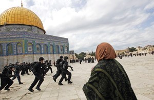 جنود الاحتلال الاسرائيلي يقتحمون المسجد الاقصى بعد صلاة الجمعة امس رويترز