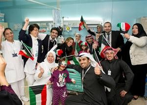 موظفو البنك يحتفلون مع الاطفال المرضى بمناسبة عيدي الوطني والتحرير ﻿