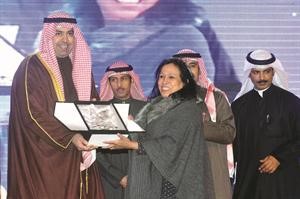 الشيخ خالد الفهد مكرما الفنانة حياة الفهد﻿