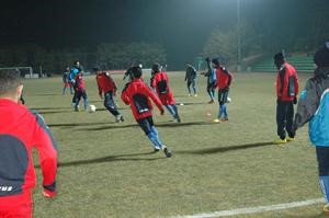 الجدية تبدو على لاعبي الازرق رغم برودة الطقس 	﻿