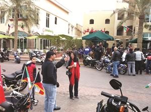 عدد من المشاركين في المسيرة﻿