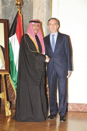 الشيخ جابر الدعيج مستقبلا المهنئين في ايطاليا