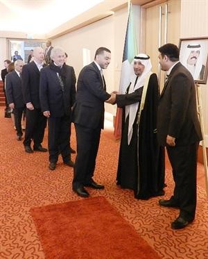 حافظ العجمي في استقبال المهنئين داخل سفارتنا في هولندا