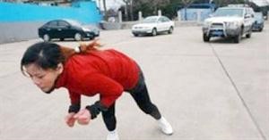 زو هويغون اثناء سحب السيارتين بخصلات شعرها