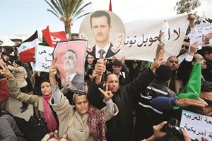 جانب من الموالين للنظام السوري خلال محاولتهم اقتحام مؤتمر اصدقاء سورية في تونس	 افپ﻿