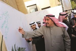 الشيخ فيصل المالك يسجل توقيعه

