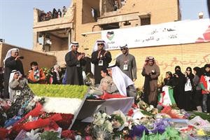 عدد من الشباب المتطوعين في حملة على قلب واحد بمناسبة ذكرى شهداء بيت القرين