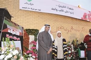 الشيخ محمد العبدالله مع الزميلة نوف العياضي ويبدو بانر الانباء