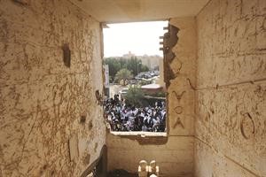 احدى نوافذ بيت القرين تطل على المحتشدين احتفالا بملحمة القرين