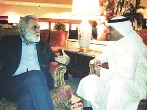 الفنان رفيق علي احمد متحدثا للزميل مفرح الشمري﻿