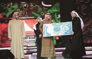 تسليم الشاعر بدر المطيري جائزة المركز الاول من ابيات ﻿