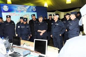 الفريق الفهد خلال تفقده غرفة عمليات النقطة الامنية﻿