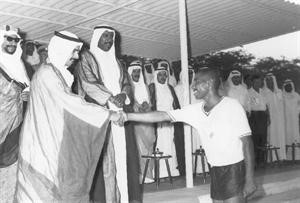 المرحوم سمو الامير الوالد الشيخ سعد العبدالله في لقاء عسكري بحريني – كويتي