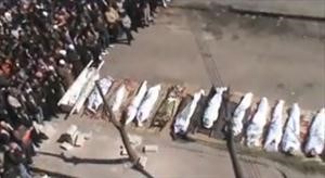 مشيعون يؤدون صلاة الجنازة على عدد من القتلى الذين سقطوا في قصف احياء جورة الشياح والقرابيص والخالدية في حمص