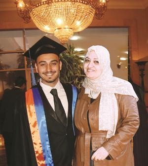عبدالرحمن خالد مع والدته﻿