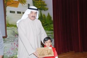 طلال اللحدان مكرما احد المتفوقين
