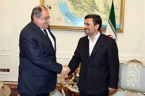الرئيس الايراني محمود احمدي نجاد مستقبلا وزير الدفاع اللبناني فايز غصن في طهران امس 	افپ﻿