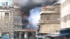 صورة بثها ناشطون عن الانترنت لاحتراق محلات في سوق حمص القديم جراء قصف القوات السورية 