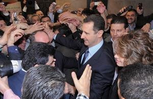 الرئيس بشار الاسد وعقيلته لدى ادلائهما بصوتيهما امس	افپ﻿