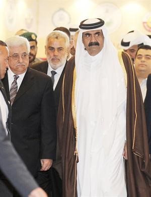امير قطر الشيخ حمد بن خليفة والرئيس الفلسطيني محمود عباس خلال المؤتمر الدولي للدفاع عن القدسرويترز﻿