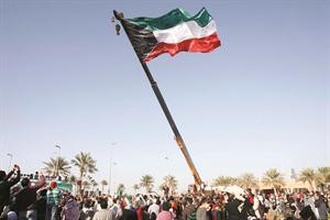جموع من المواطنين يشهدون رفع اكبر علم للكويت على شاطئ الشويخ امس 