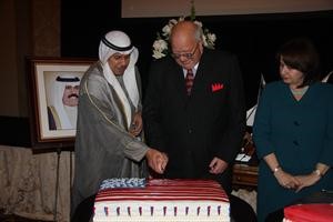 السفير عبداللطيف اليحيا وممثل عمدة لوس انجيليس يقطعان كيكة الاحتفال﻿