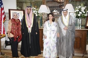 السفير عبداللطيف اليحيا وعقيلته يرحبان بضيوف المناسبة﻿