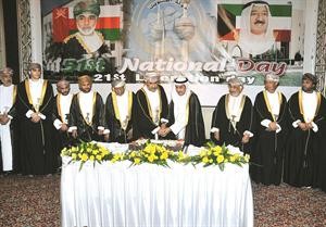 السفير سالم الزمانان ووزير الثقافة العماني الشيخ هيثم ال سعيد يقطعان كعكة احتفال سفارتنا لدى السلطنة﻿