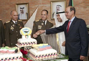 السفير محمد الشبو مع عدد من المسؤولين في فنزويلا يقطعون كعكة الاحتفال