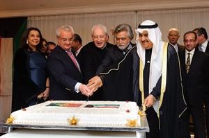 السفير ابراهيم المرجان ووزير خارجية البرتغال السابق خلال الاحتفال﻿