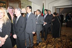 جمع من القناصل العرب والاجانب وابناء الجالية الكويتية يهنئون بالمناسبة﻿