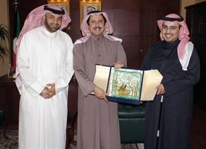 الشيخ عزام الصباح مكرما بندر طلال السعيد﻿