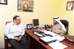 فايز العنزي يتحدث للزميل اسامة دياب
