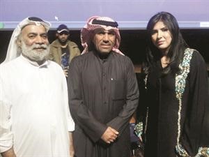 الزميل مفرح الشمري يتوسط المخرج البحريني عبدالله السعداوي والفنانة زهرة عرفات