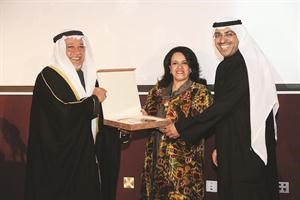 الشيخ علي الجراح مكرما احد الفائزين بحضور فاطمة الامير﻿