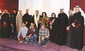 الشيخ علي الجراح وفاطمة الامير ودليلى السبعان مع المشاركين في المسابقة	محمد ماهر﻿