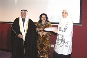 فائزة تتسلم جائزتها﻿