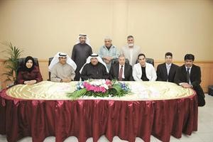 موظفو الشركة في لقطة جماعية﻿