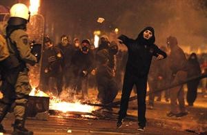 اجراءات التقشف لم تشفع لليونانيين بقبول الازمة الطاحنة التي تمر بها بلادهم
