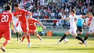 كعب نجم ريال مدريد كريستيانو رونالدو في طريقه لهز شباك رايو فايكانو 