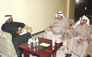 الشيخ ضاري الفهد يتحدث للزميل حمد الفراج بحضور الشيخ صباح فهد الناصر﻿