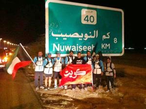 العداءون لدى وصولهم منفذ النويصيب يحملون علم الكويت﻿