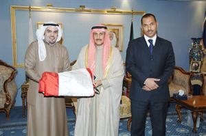 الشيخ دابراهيم الدعيج يتسلم علم الكويت﻿