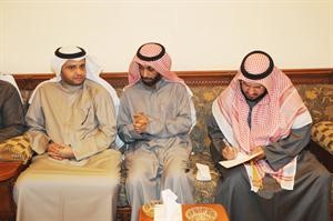 دعبيد الوسمي متوسطا دخالد شخير ودمحمد الهطلاني الذي يدون رقم هاتفه﻿