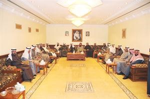 كتلة الاغلبية يتوسطها رئيس مجلس الامة احمد السعدون خلال اجتماعها بديوان النائب الصيفي مبارك الصيفي ظهر امس 		هاني الشمري﻿