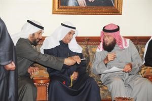 عبداللطيف العميري يعير خالد السلطان قلمه الذي نقله له السعدون ليدون اسمه في كشف الحضور﻿