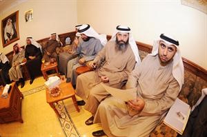 محمد الدلال ونايف المرداس وعمار العجمي خلال الاجتماع﻿