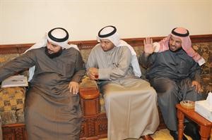 محمد الهطلاني محييا الحضور وبجانبه دخالد شخير ودجمعان الحربش﻿